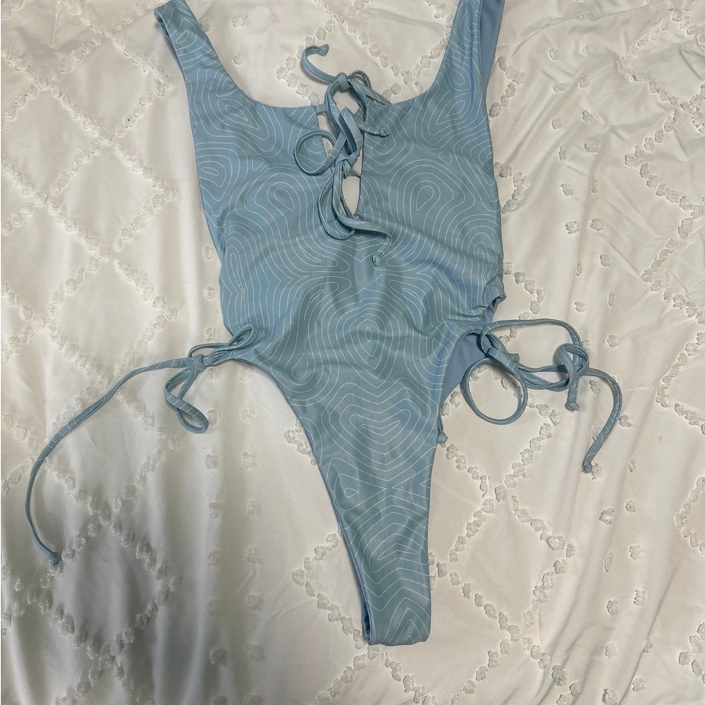 Brandnew never been worn can go cross 
adjustable height tie-able normally $90+